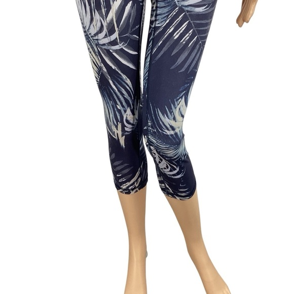 GapFit Sculpt Compression Palm Print Capri Leggings Size M - Picture 3 of 7